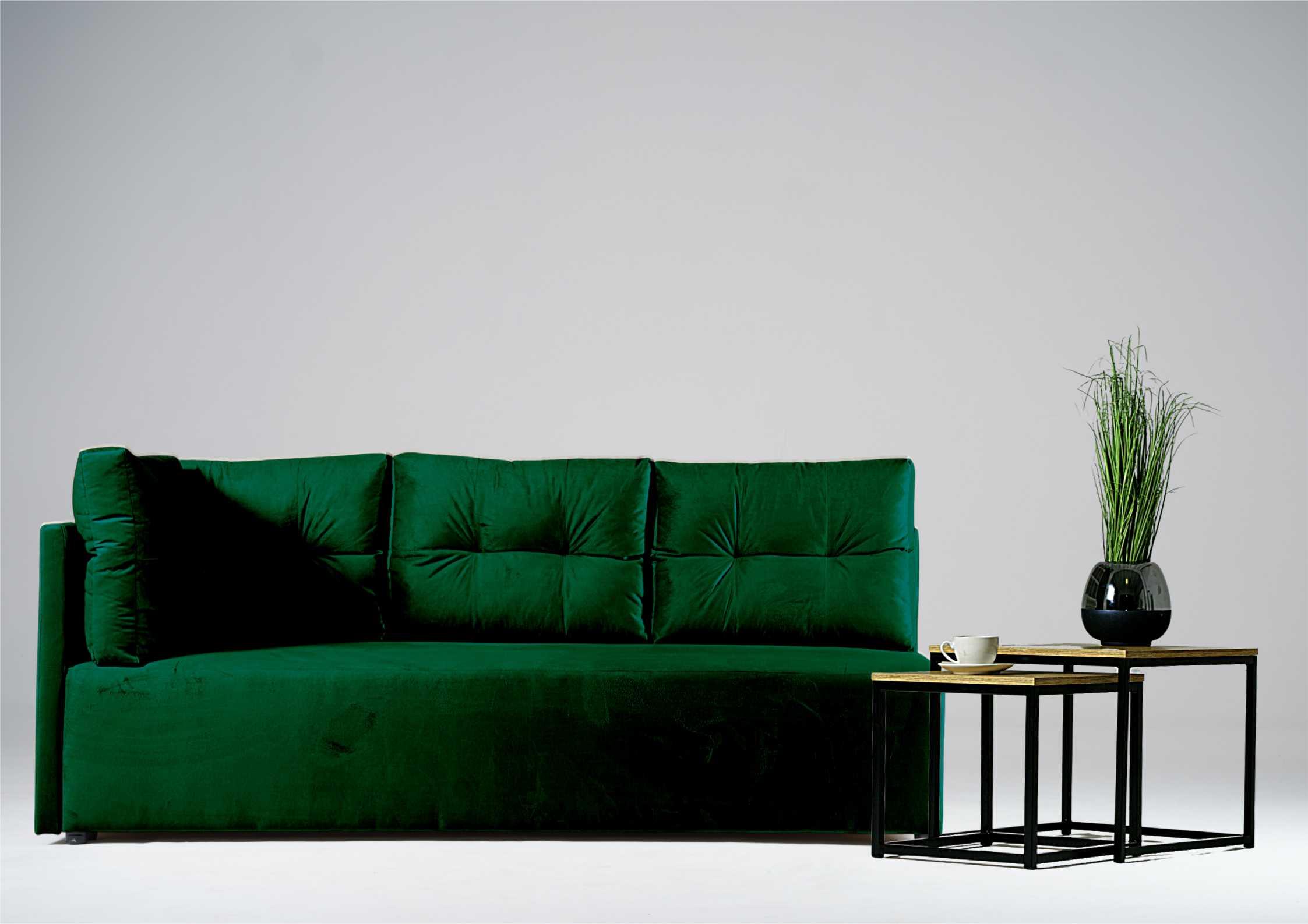 Zielona sofa do salonu 